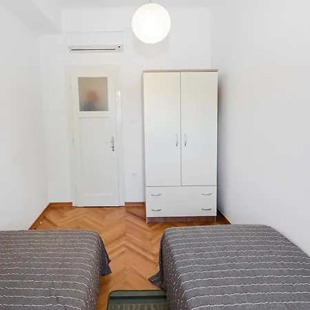 With Wifi - 11255 Apartment Split