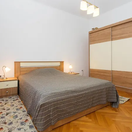 With Wifi - 11255 Apartment Split
